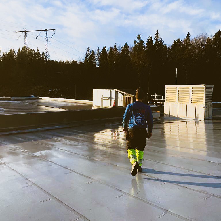 Då är vi igång, 5500+ kvm papp ska läggas! Mycket är upplyft och projektet är igång! #tätskikt # (2)