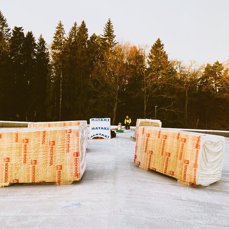 Då är vi igång, 5500+ kvm papp ska läggas! Mycket är upplyft och projektet är igång! #tätskikt # (3)